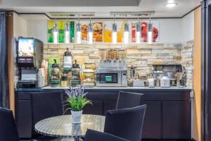 a bar with a table and chairs in a restaurant at Quality Inn Goose Creek - Charleston in Charleston