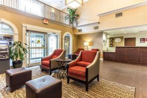 The lobby or reception area at Comfort Suites Myrtle Beach Central