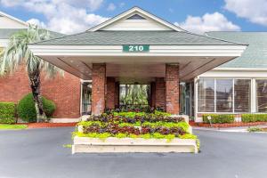 a building with a flower garden in front of it at Quality Inn & Suites Georgetown in Georgetown