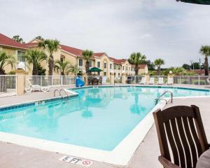 The swimming pool at or close to Comfort Inn & Suites Walterboro I-95