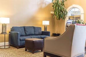 A seating area at Comfort Suites Myrtle Beach Central