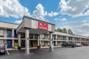 a building with a restaurant sign in a parking lot at Econo Lodge in Aiken