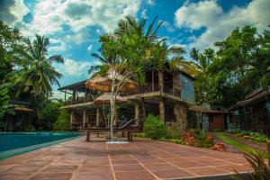 The swimming pool at or close to Villa Pinnawala & Restaurant