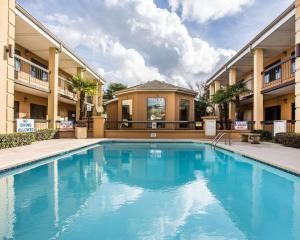 a swimming pool in the middle of a building at Suburban Studios Florence I-95 in Florence