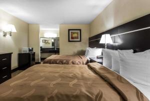Una habitación de hotel con dos camas y un baño. en Quality Inn Goose Creek - Charleston, en Charleston 18 fotos más