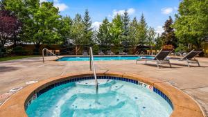 Bazén v ubytování Best Western Plus Olympic Inn nebo v jeho okolí