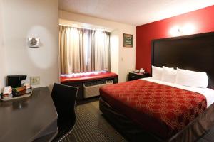 מיטה או מיטות בחדר ב-Econo Lodge Inn & Suites