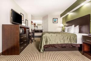 een hotelkamer met een bed en een flatscreen-tv bij Quality Inn Lancaster in Lancaster