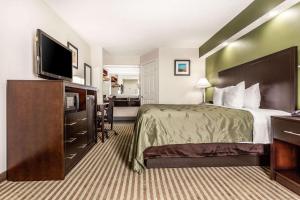 Μια τηλεόραση ή/και κέντρο ψυχαγωγίας στο Quality Inn Lancaster
