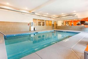 una gran piscina en una habitación con cocina en Comfort Suites North Charleston - Ashley Phosphate en Charleston