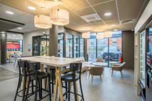 a dining room with a table and chairs at B&B HOTEL ANNEMASSE Saint-Cergues in Saint-Cergues +38 photos