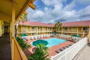 נוף של הבריכה ב-Quality Inn & Suites North Charleston - Ashley Phosphate או בסביבה
