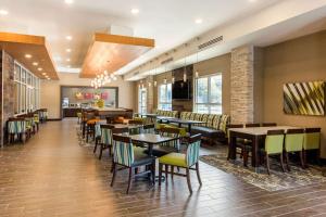 מסעדה או מקום אחר לאכול בו ב-Comfort Suites North Charleston - Ashley Phosphate