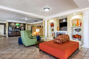 A seating area at Quality Inn Clemson near University