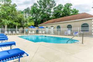 Comfort Inn N Myrtle Beach Barefoot Landing内部或周边的泳池