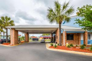 a gas station with a palm tree in front of it at Rodeway Inn North Charleston in Charleston