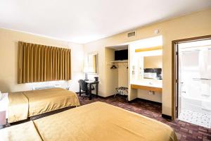 Кровать или кровати в номере Econo Lodge Watertown