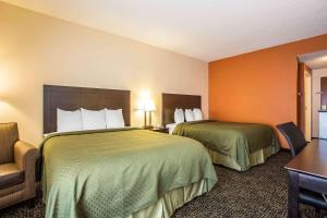 Llit o llits en una habitació de Quality Inn Union US Hwy 176