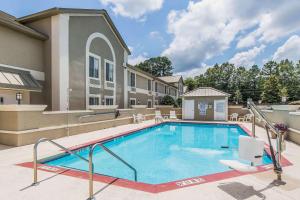 Bazén v ubytování Comfort Inn & Suites Greenwood near University nebo v jeho okolí
