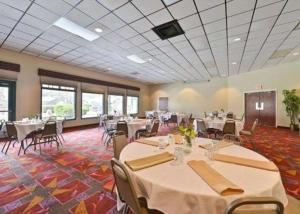 Comfort Inn & Suites Hotel in the Black Hills tesisinde bir restoran veya yemek mekanı