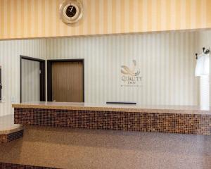 The lobby or reception area at Quality Inn Brookings-University