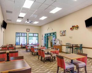 Comfort Inn & Suites Hotel in the Black Hills tesisinde bir restoran veya yemek mekanı