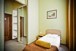 Postel nebo postele na pokoji v ubytování Shelfort Hotel