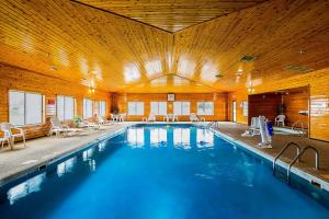 uma grande piscina num grande edifício de madeira em Quality Inn em Mitchell