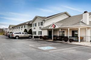 un edificio con coches estacionados en un estacionamiento en Econo Lodge Inn & Suites, en Dickson