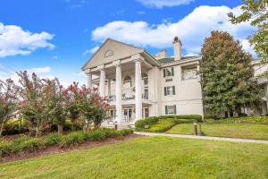 una gran casa blanca con césped en Clarion Inn Willow River, en Sevierville