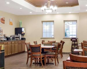 a dining room with a table and chairs at Quality Inn Oacoma - Chamberlain in Oacoma