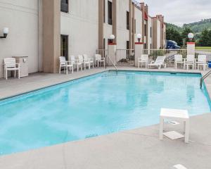 a large swimming pool with chairs and a table at Econo Lodge in Newport