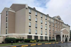 een groot gebouw met een parkeerplaats ervoor bij Comfort Inn Oak Ridge - Knoxville in Oak Ridge