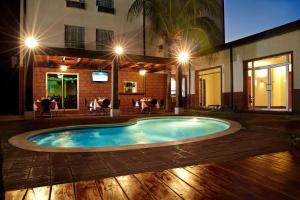 una piscina en medio de un patio por la noche en Comfort Inn Real San Miguel en San Miquel