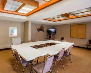 a conference room with a white table and chairs at Sleep Inn Nashville - Brentwood - Cool Springs in Brentwood