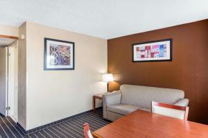 a living room with a couch and a table at Quality Inn & Suites Sevierville - Pigeon Forge in Sevierville