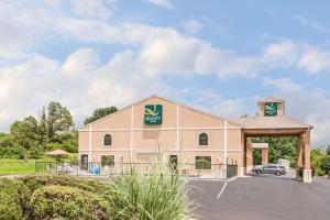 een gebouw met een bord aan de voorgevel bij Quality Inn Savannah South in Savannah