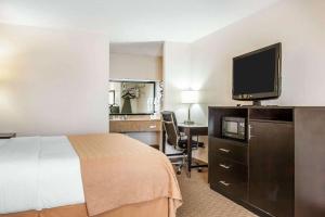 een hotelkamer met een bed en een flatscreen-tv bij Quality Inn Savannah South in Savannah
