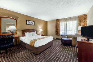a hotel room with a bed and a television at Quality Inn & Suites Sevierville - Pigeon Forge in Sevierville