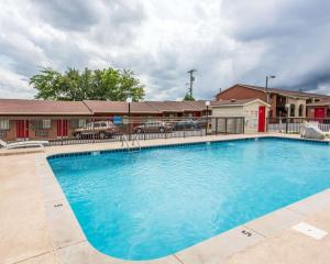 納許維爾的住宿－Econo Lodge Nashville North - Opryland，酒店前方的大型蓝色游泳池