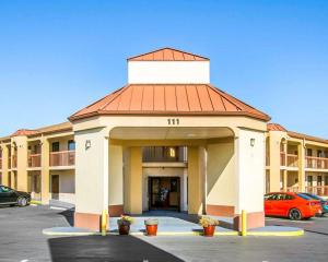 a building with a parking lot in front of it at Rodeway Inn & Suites in Clarksville