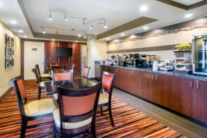 a restaurant with a bar and a dining room at Econo Lodge in Lenoir City