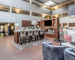 a lobby with a bar with chairs and a kitchen at Quality Suites Nashville Airport in Nashville