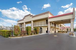 an empty parking lot in front of a building at Econo Lodge in Lenoir City