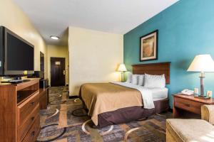 En eller flere senge i et værelse på Quality Inn & Suites Memphis East