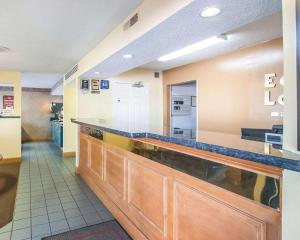 a kitchen with a large counter in a room at Econo Lodge Inn & Suites Murfreesboro in Murfreesboro +37 photos