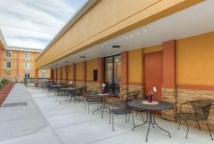 eine Reihe von Tischen und Stühlen an der Außenseite eines Gebäudes in der Unterkunft Quality Inn & Suites in Chattanooga