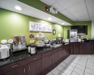une cuisine aux murs verts et un comptoir avec de la nourriture dans l'établissement Sleep Inn Murfreesboro, à Murfreesboro