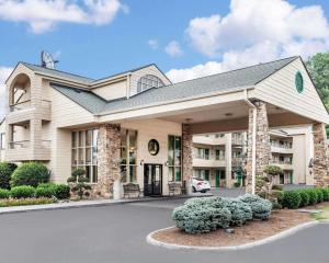 un gran edificio con un coche aparcado delante de él en Quality Inn & Suites at Dollywood Lane, en Pigeon Forge