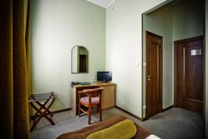 TV a/nebo společenská místnost v ubytování Shelfort Hotel